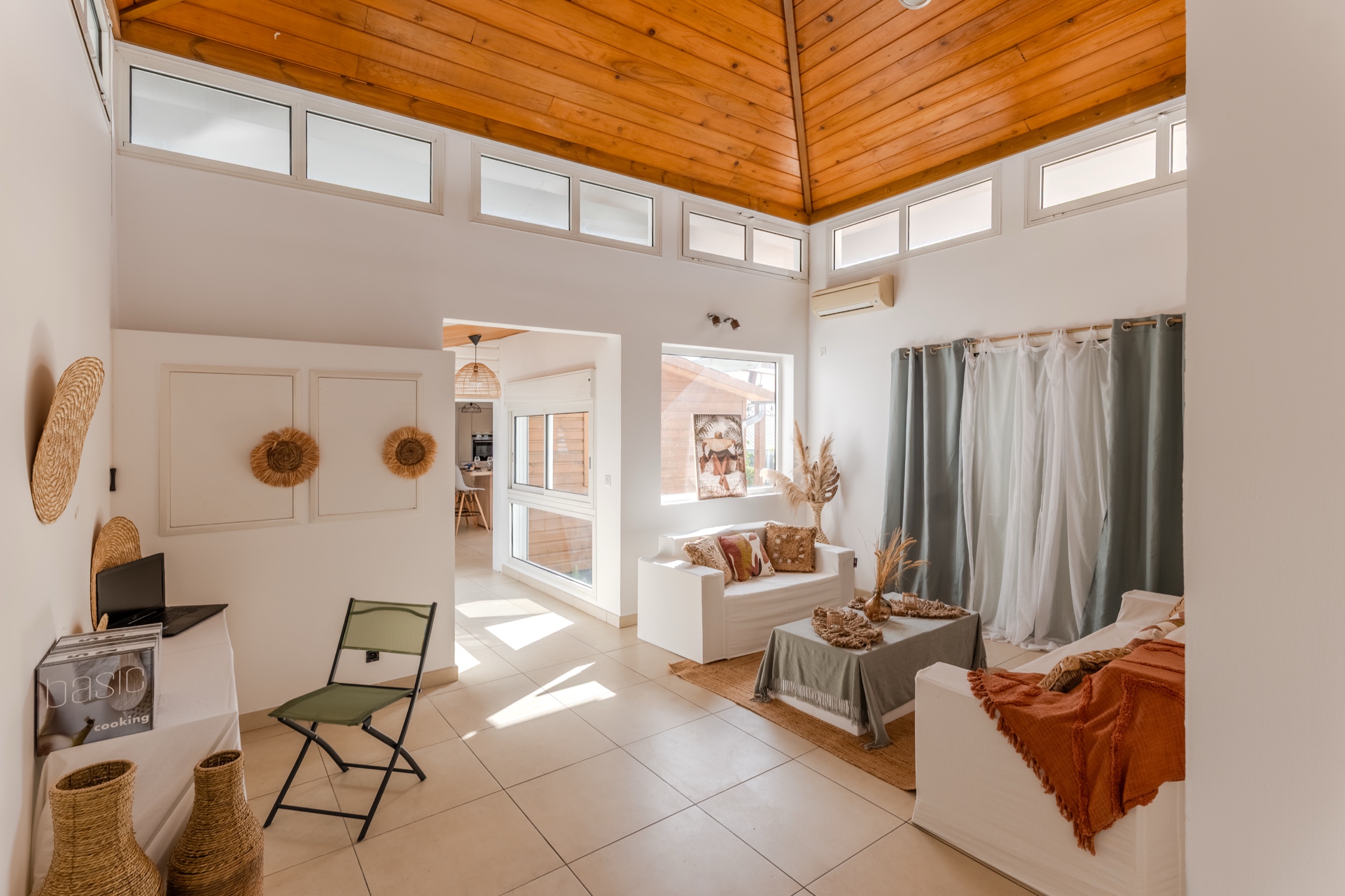 Intérieur décoré et révélé d'une villa à La Réunion